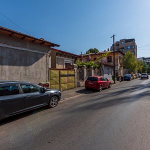 Zona Uranus - strada Sirenelor, casa renovabila 66 mp, curte comuna!
