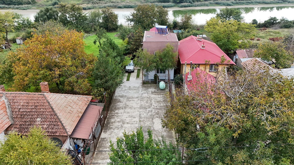 Casa  - Gospodarie , cu deschidere la lac