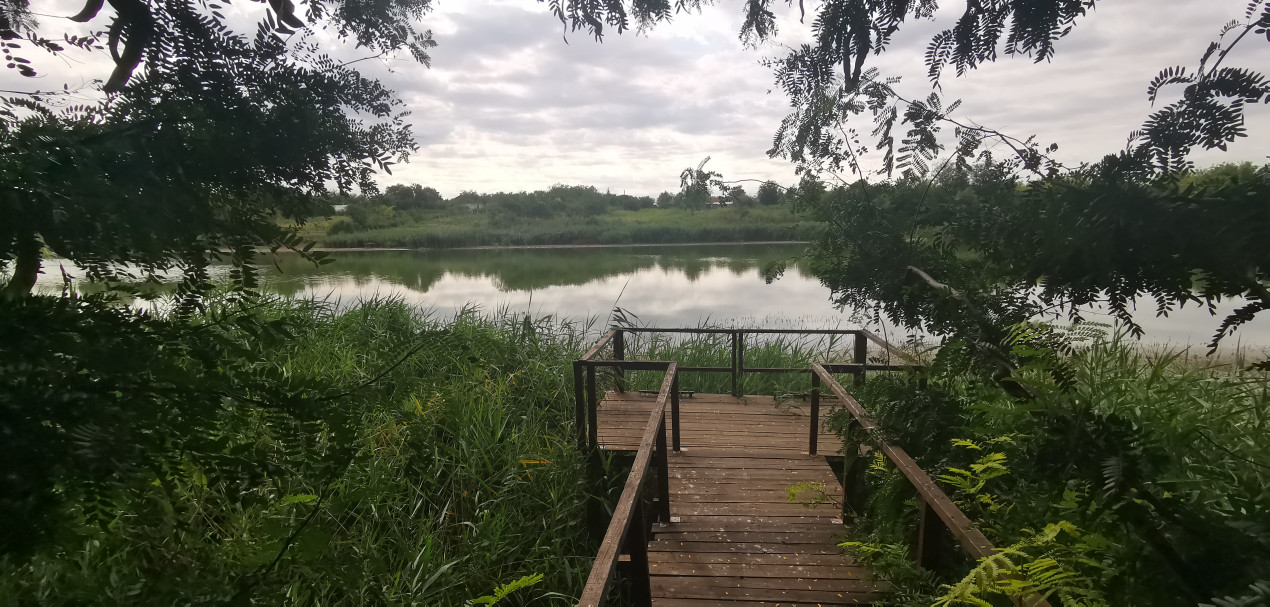 Casa  - Gospodarie , cu deschidere la lac