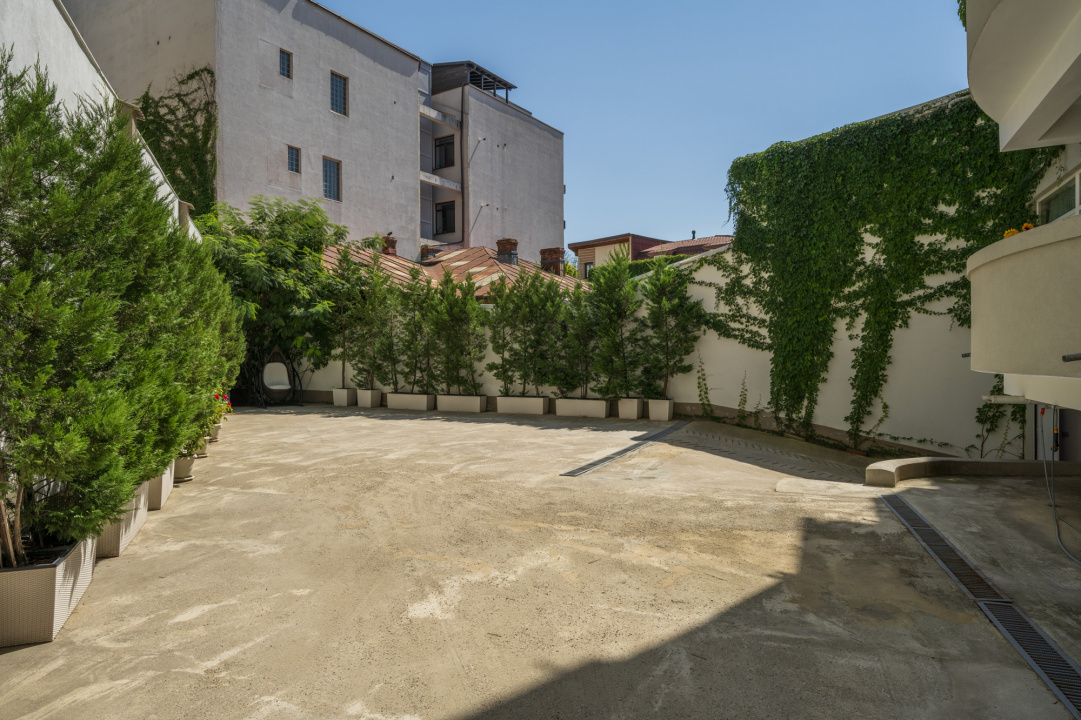 CAROL - EPISCOP CHESARIE, APARTAMENT 250 MP TOTAL, CURTE 250 MP!