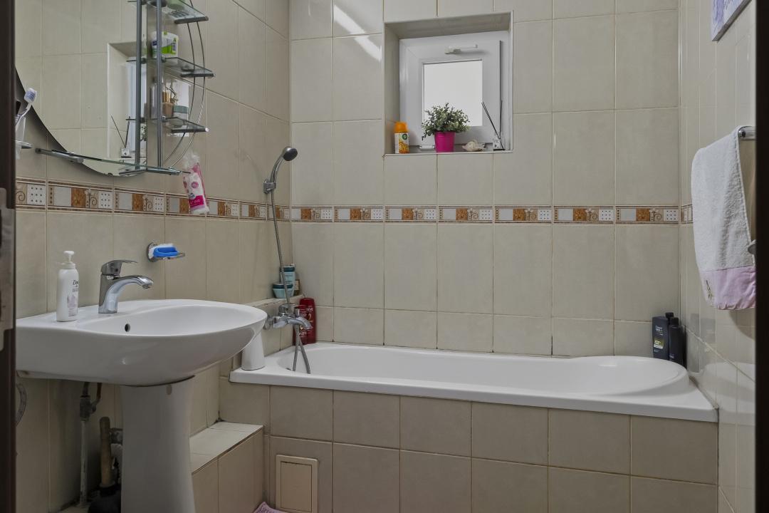 OTOPENI - CENTRAL, APARTAMENT 4 CAMERE 98 MP, ETAJ 1!
