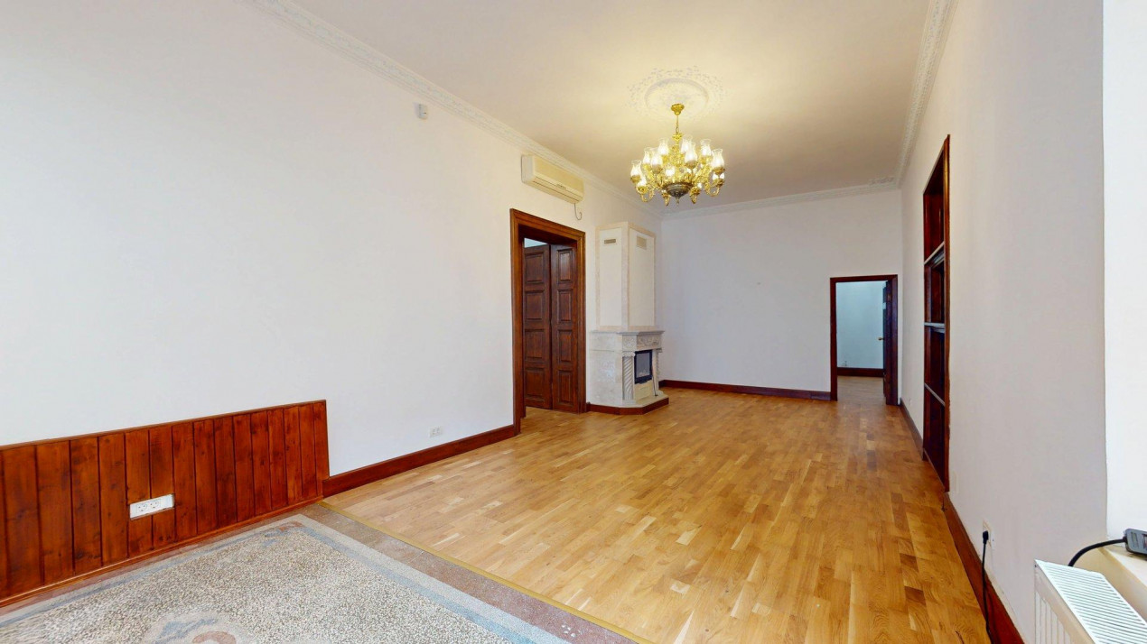 Casă cu șarm istoric lângă Cișmigiu – 6 camere, atrium natural, cramă
