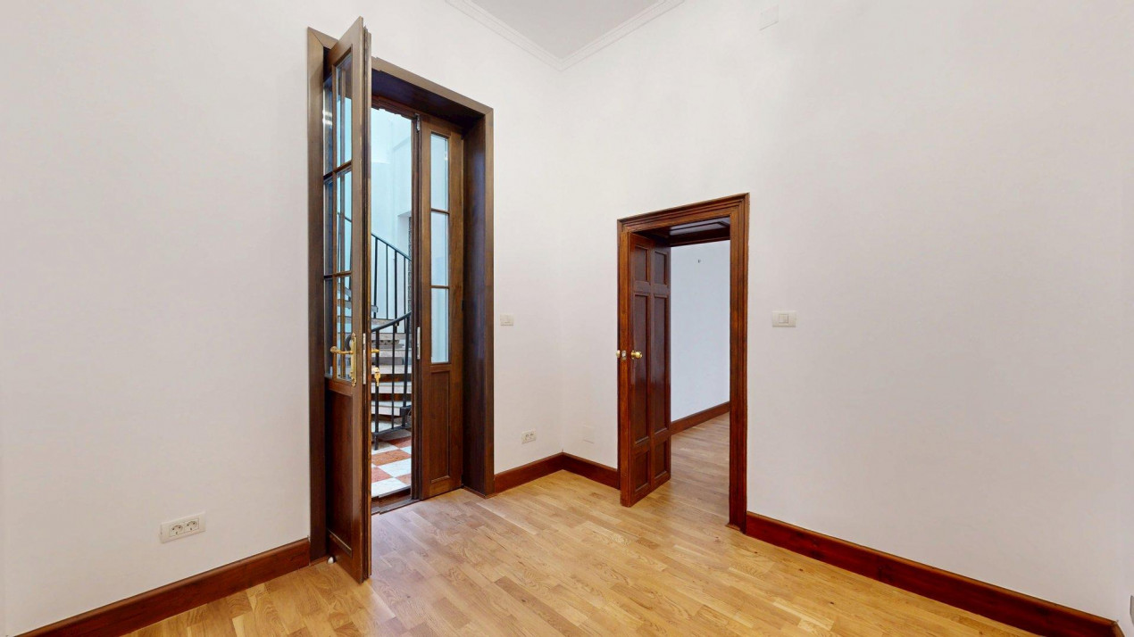 Casă cu șarm istoric lângă Cișmigiu – 6 camere, atrium natural, cramă
