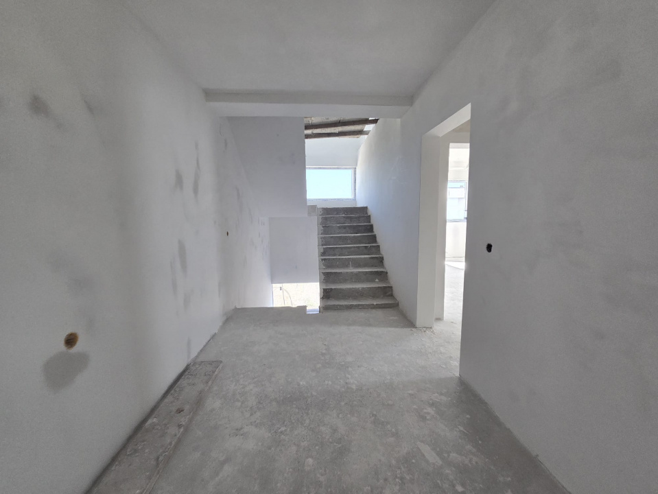 OVIDIU-POIANA- Vila tip duplex cu terasa circulabila.